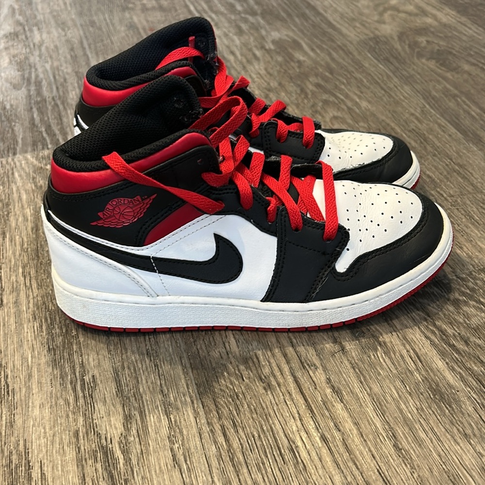 Nike Jordan 1 size 5Y Blk/red/wht
